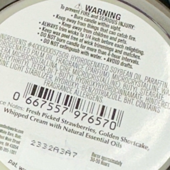 White Barn Strawberry Pound Cake Single Wick Candle - Picture 6 of 6